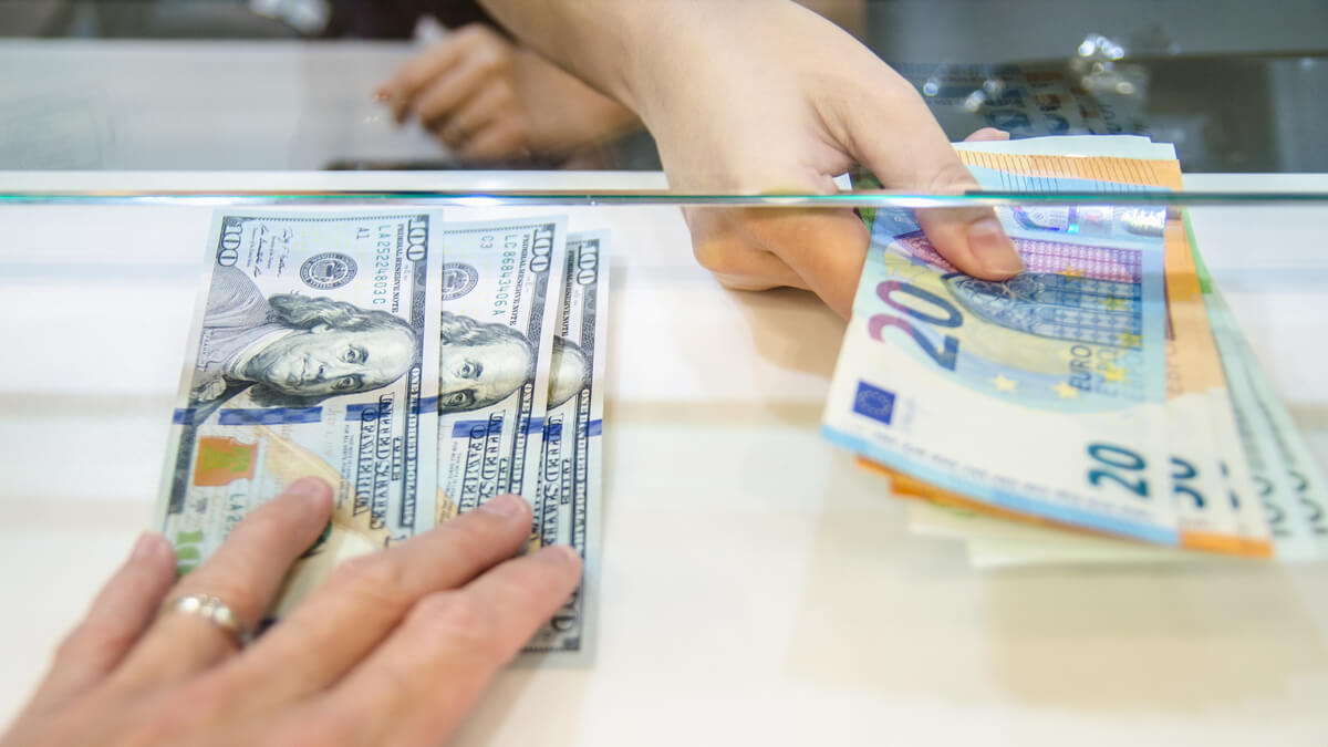 تراجع الأورو أمام الدرهم يقلص حجم التحويلات الأسبوعية لمغاربة العالم