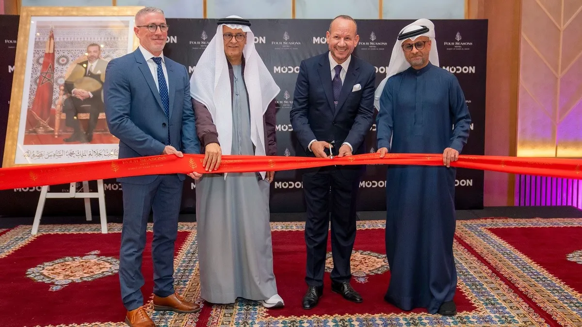 المستشار الملكي فؤاد عالي الهمة يقص شريط افتتاح فندق إماراتي بالرباط رفقة سعيد الظاهري سفير دولة الإمارات العربية المتحدة لدى المغرب، وجاسم محمد بوعتابة الزعابي، رئيس مجلس إدارة مدن القابضة، ونبيل أوريجان الرئيس التنفيذي للمجموعة.